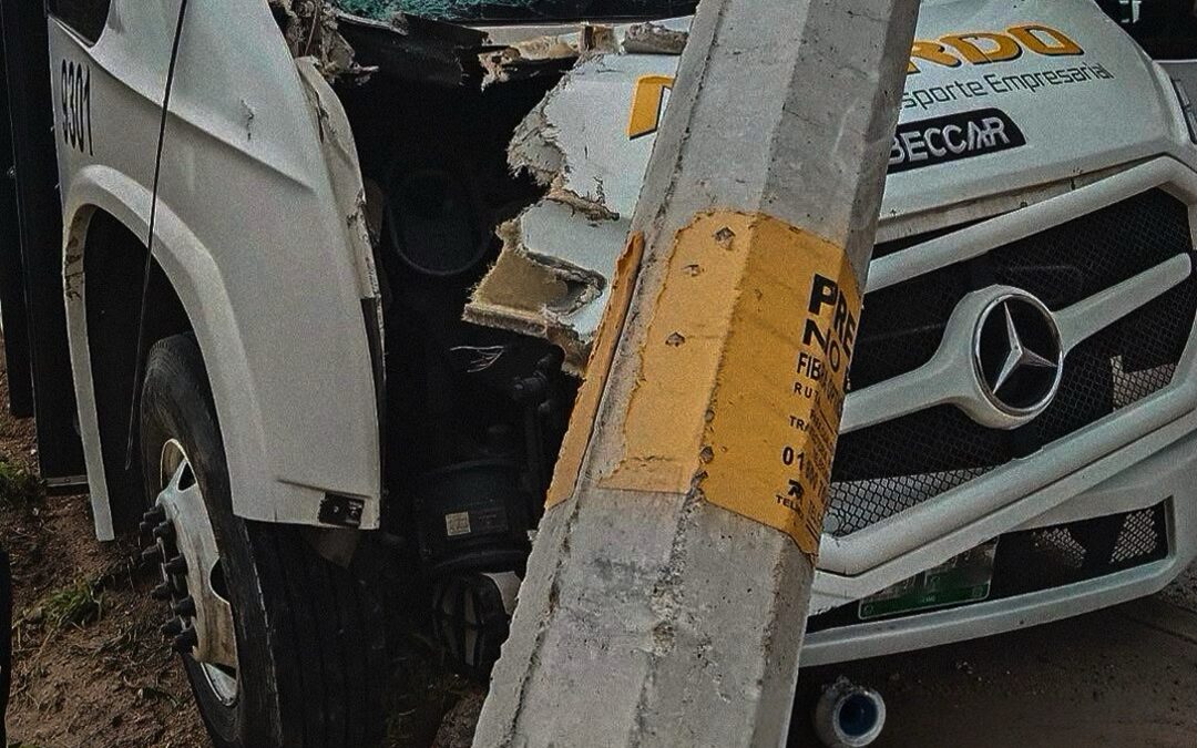 CAMIÓN DE TRANPORTES DE PERSONAL DERRIBA UN POSTE DE CONCRETO EN LA CARRETERA ESTATAL 200.