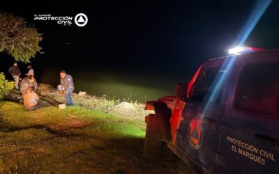 PAREJA INGRESA CON SU VEHÍCULO A LA PRESA DEL CARMEN Y TIÑERON QUE SER RESCATADOS.