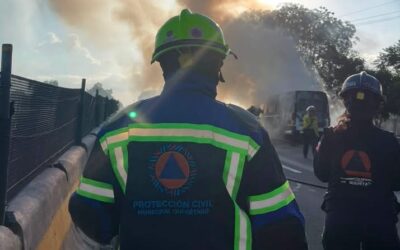 VEHÍCULO SE INCENDIA CUANDO CIRCULABA POR LA CARRETERA CUOTA A CELAYA.