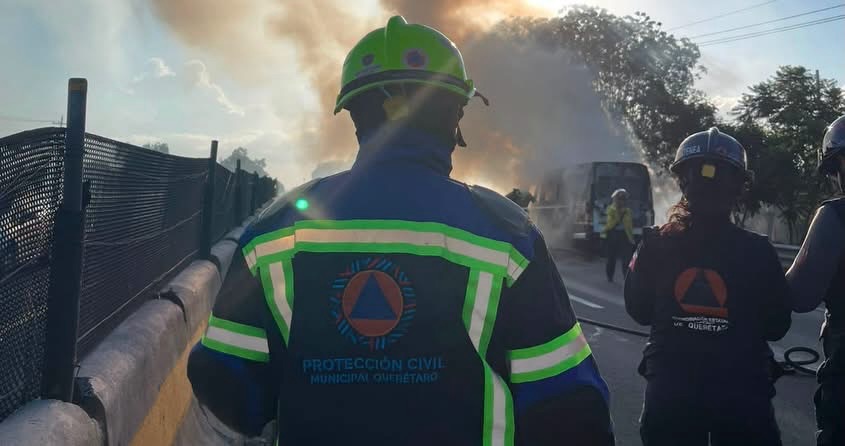 VEHÍCULO SE INCENDIA CUANDO CIRCULABA POR LA CARRETERA CUOTA A CELAYA.