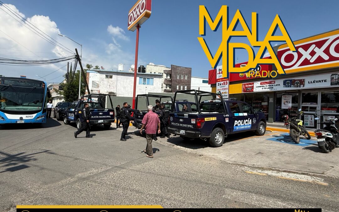 POLICÍAS DE CORREGIDORA TRAS PERSECUCIÓN DETUVIERON A DOS SUJETOS Y ASEGURARON UNA MOTO.
