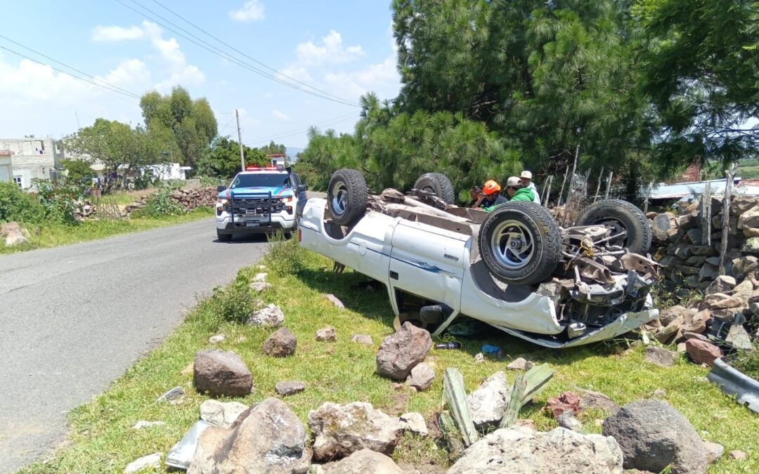 VUELCA CAMIONETA EN LA COMUNIDAD DE CASA BLANCA, SRJ.