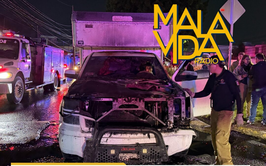 PRESUNTA FALLA MECÁNICA PROVOCÓ QUE UNA CAMIONETA SE INCENDIARA.