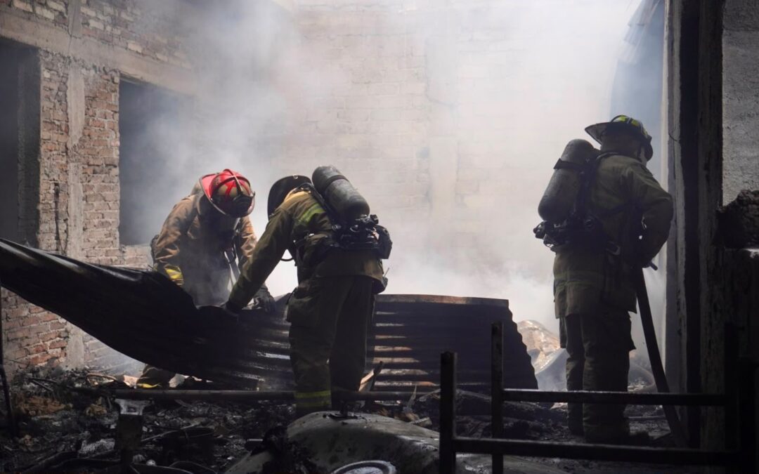 FUERTE INCENDIO SE REGISTRÓ ESTA TARDE AL INTERIOR DE UN INMUEBLE EN LA COLONIA EJIDO MODELO.
