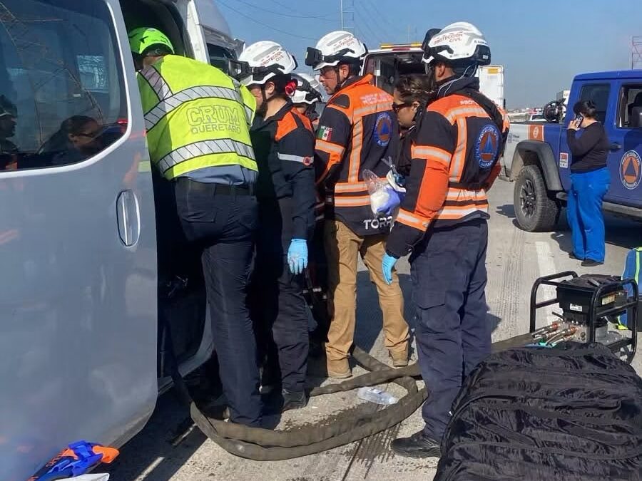 SE ACCIDENTA CAMIONETA DEL DIF DE ARROYO SECO QUE TRASLADABA A PACIENTES A LA CAPITAL QUERETANA.