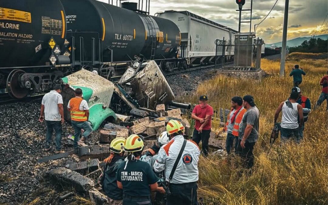 TRACTOCAMIÓN INTENTÓ GANARLE AL PASO EL TREN Y TERMINÓ SIDO ENVESTIDO EN EL MARQUÉS.