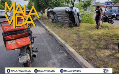 CONDUCTOR DERRIBA A MOTOCICLISTA Y VUELCA SOBRE PASEO DE LA REPÚBLICA.