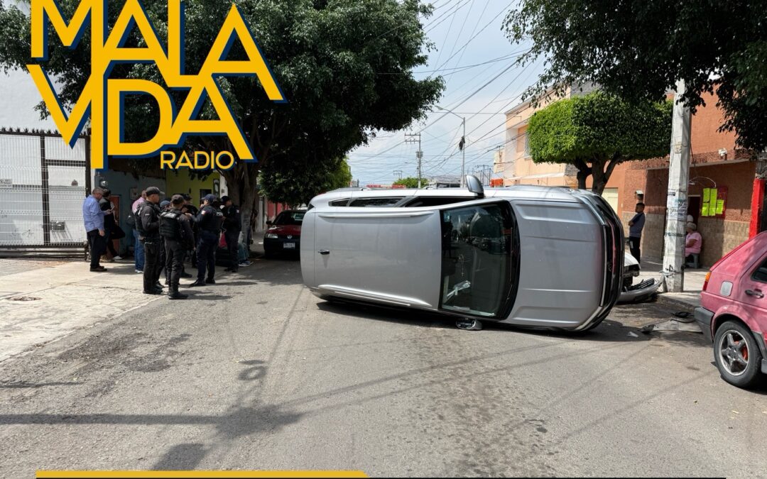 MUJER SE DESVANECE MIENTRAS CONDUCÍA Y TERMINA VOLCANDO, OCURRIÓ EN LOMAS DE CASA BLANCA.