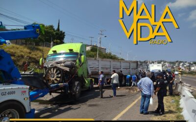 TRÁILER CHOCA CONTRA MURO DIVISOR DE CARRILES EN EL LIBRAMIENTO SURPONIENTE.