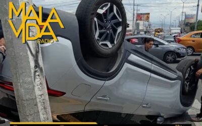 PRESUNTO “SEMAFORAZO” PROVOCA FUERTE CHOQUE Y VOLCADURA.