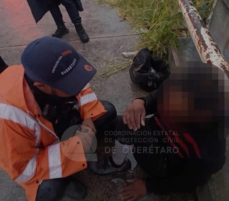 HOMBRE ES RESCATADO TRAS CAER AL INTERIOR DE UN DREN PLUVIAL.