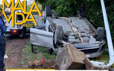 VUELCA AUTO CUANDO SE INTENTABA INCORPORAR DE LA 57 AL BULEVAR BERNARDO QUINTANA.