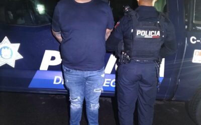 POLICÍAS DE CORREGIDORA RECUPERAN UN VEHÍCULO ROBADO Y ASEGURAN A DOS PERSONAS.