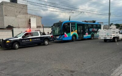PAREJA DE ADULTOS MAYORES FUERON ATROPELLADOS POR UNA UNIDAD DE QROBÚS.