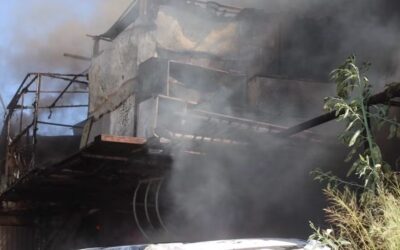 SE INCENDIA PREDIO EN DONDE SE RESGUARDABAN VARIOS VEHÍCULOS.