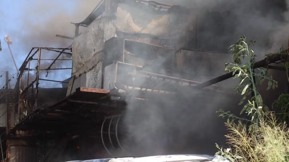 SE INCENDIA PREDIO EN DONDE SE RESGUARDABAN VARIOS VEHÍCULOS.