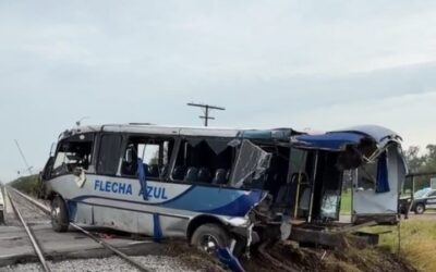 ESTA MAÑANA SE REGISTRÓ EL CHOQUE ENTRE UN CAMIÓN DE PASAJEROS Y EL TREN EN EL MARQUÉS.