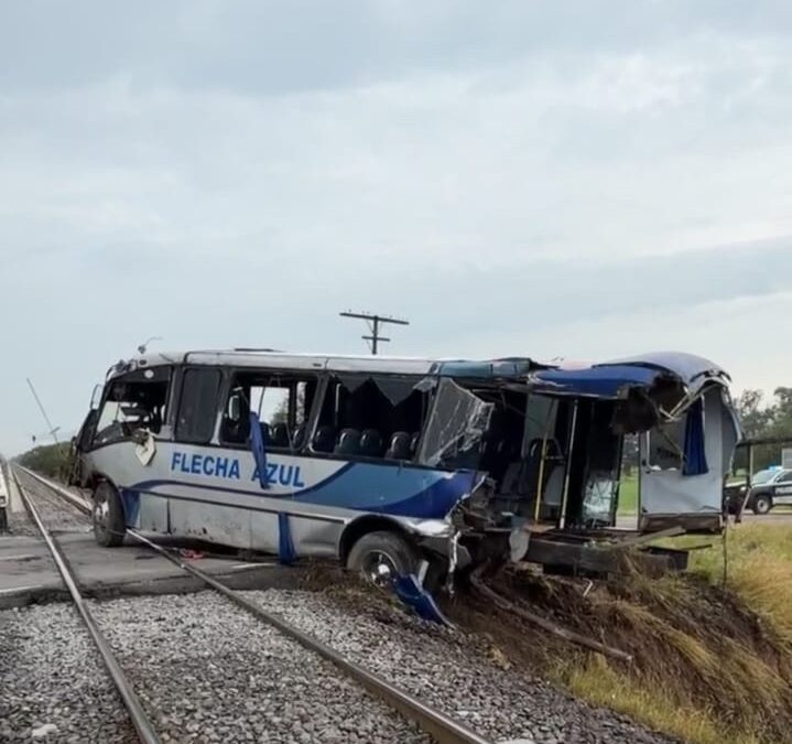 ESTA MAÑANA SE REGISTRÓ EL CHOQUE ENTRE UN CAMIÓN DE PASAJEROS Y EL TREN EN EL MARQUÉS.