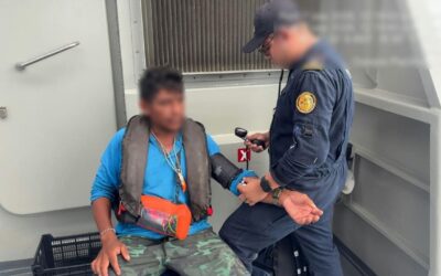 MARINA RESCATA A PESCADOR QUE LLEVABA OCHO DÍAS A LA DERIVA A MÁS DE 480 KILÓMETROS DE LA COSTA DE HUATULCO.