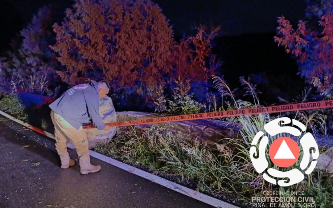 SE REGISTRA DERRUMBE EN LA CARRETERA FEDERAL 120 EN EL MUNICIPIO DE PINAL DE AMOLES.