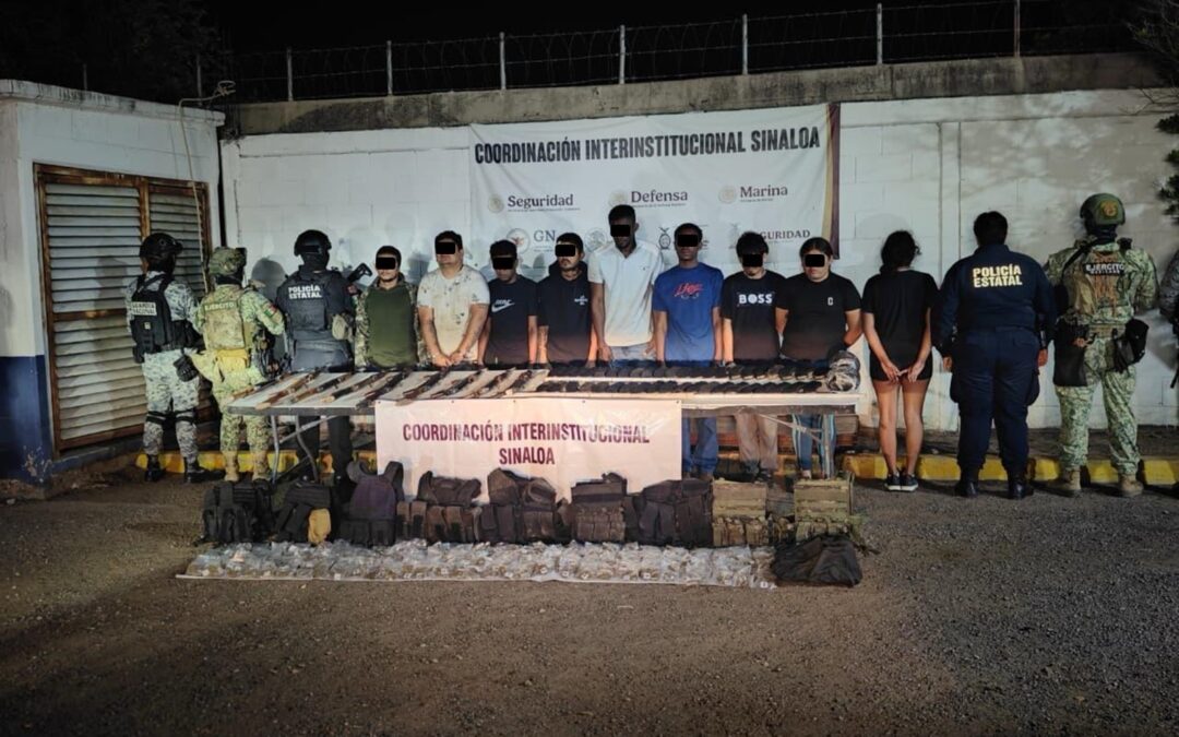 AUTORIDADES FEDERALES DETIENEN A 9 PERSONAS Y ASEGURAN UN IMPORTANTE CANTIDAD DE ARMAMENTO EN SINALOA.