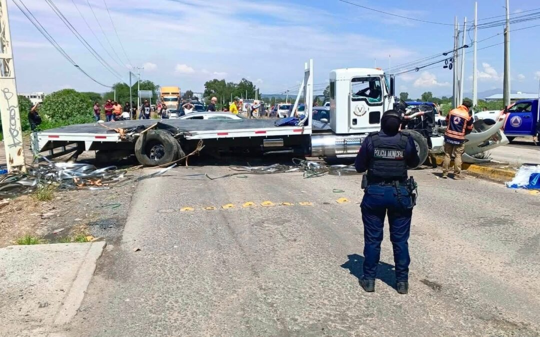 INTENTA GANARLE AL TREN Y PROVOCA UN APARATOSO ACCIDENTE EN EL MARQUÉS.