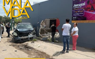 DURO CONTRA EL MURO, AUTOMOVILISTA SE IMPACTA CONTRA LA BARDA DE UN MOTEL EN PROLONGACIÓN BERNARDO QUINTANA.