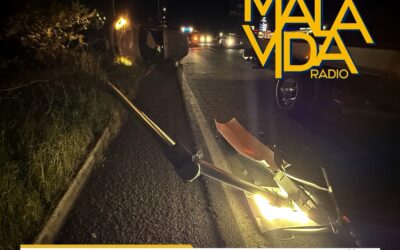 DERRIBAN UNA LUMINARIA, VUELCAN SU VEHÍCULO Y LO ABANDONAN EN EL LIBRAMIENTO SURPONIENTE.