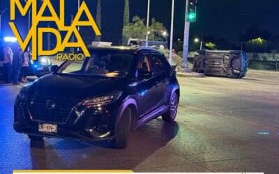 TRÁILER A EXCESO DE VELOCIDAD PROVOCÓ UN FUERTE CHOQUE POR ALCANCE Y VOLCADURA SOBRE LA CARRETERA A TLACOTE.