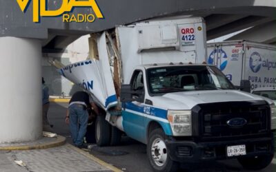 CAMIONETA DE LA EMPRESA ALPURA QUEDA ATORADA BAJO EL PUENTE VEHICULAR A UN COSTADO DE LA PLAZA DE TOROS.