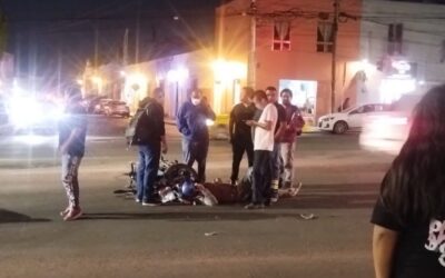 MOTOCICLISTA ES TRASLADADO AL HOSPITAL TRAS IMPACTARSE EN CONTRA DE UN VEHÍCULO.