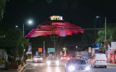 SE ILUMINA DE ROSA LA PIRÁMIDE DE EL PUEBLITO PARA CREAR CONCIENCIA SOBRE EL CÁNCER DE MAMA.