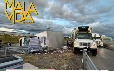 CAMIONETA CARGADA CON CARNE, VUELCA CUANDO SE INCORPORABA DE LA 57 A LA CARRETERA A BERNAL.
