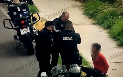 POLICÍAS DE CORREGIDORA ASEGURAN A UN AGRESIVO SUJETO QUE AMENAZABA A CONDUCTORES.