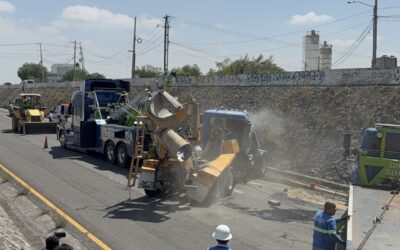 REVOLVEDORA DE CEMENTO VUELCA SOBRE LOS CARRILE CENTRALES DEL ANILLO VIAL FRAY JUNÍPERO SERRA Y DERRAMA SU CARGA.