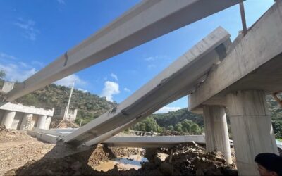 SE CAE TRABE DEL PUENTE VEHICULAR DE LA COMUNIDAD DE EL CHILAR EN EL MUNICIPIO DE TOLIMÁN.