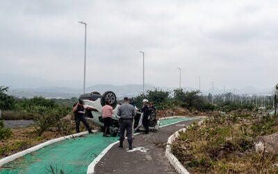 SE REGISTRÓ SALIDA DE CAMINO Y VOLCADURA SOBRE AVENIDA PROLONGACIÓN CONSTITUYENTES EN EL MARQUÉS.