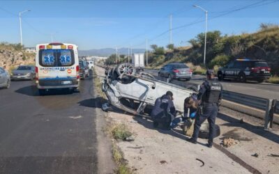 CHOQUE Y VOLCADURA EN EL SURPONIENTE DEJA TRES PERSONAS LESIONADAS.