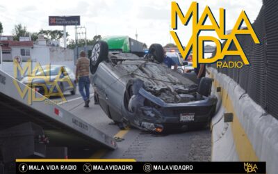 TRÁILER IMPACTA A UN VEHÍCULO COMPACTO Y PROVOCA VOLCADURA EN LA CARRETERA CUOTA A CELAYA.