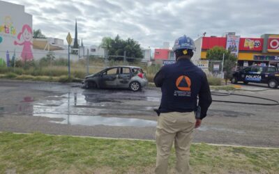FALLA MECÁNICA PROVOCÓ QUE UN CARRO TERMINARA TOTALMENTE CALCINADO EN CORREGIDORA.